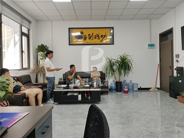參觀5G影院天天爽入口的客戶絡繹不絕,洽談合作正忙時