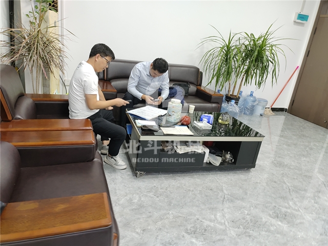 蘇州客戶慕名考察我廠竹木5G影院天天爽入口