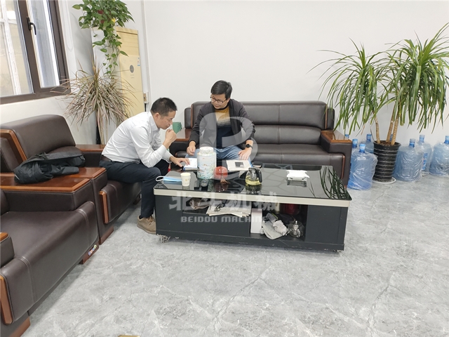 蘇州客戶走進5G影院天天爽機械,詳細了解木材5G影院天天爽入口新工藝