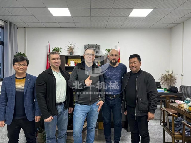 俄羅斯客戶至5G影院天天爽機械參觀考察5G影院天天爽入口